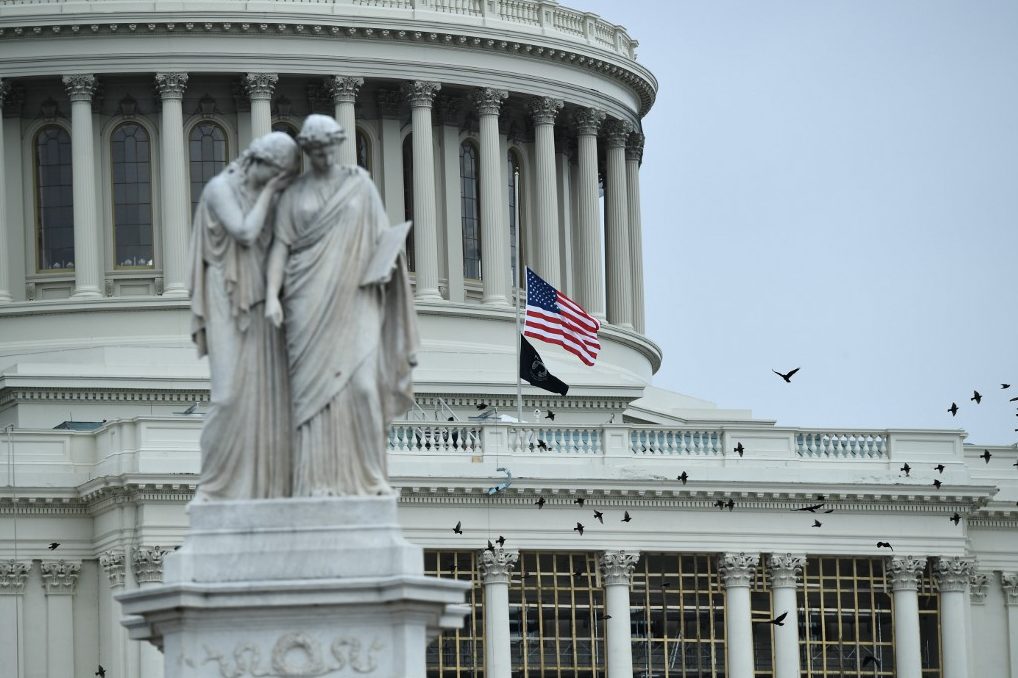 Muere un policía herido en choques con seguidores de Trump en el Capitolio