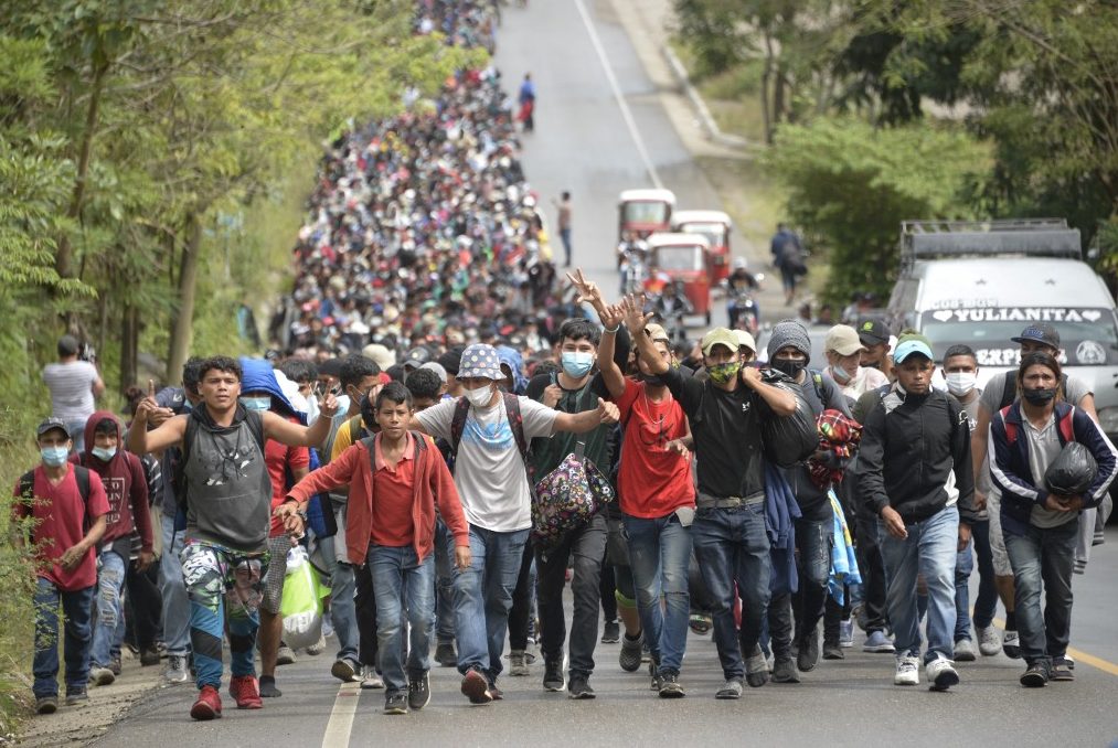 Caravana rumbo a Estados Unidos suma más de 9,000 migrantes en Guatemala