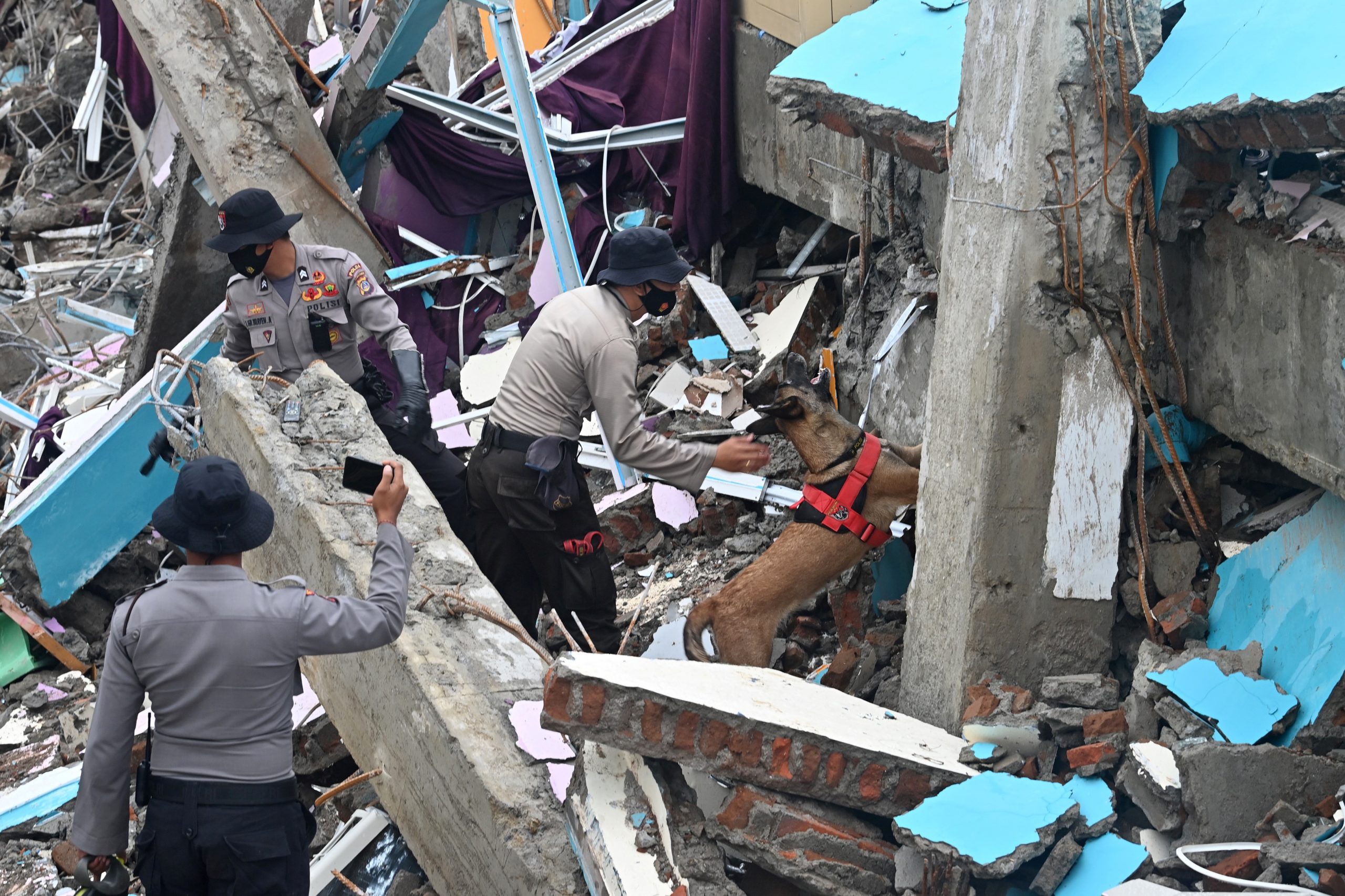 Indonesia: 77 muertos y más de un centenar de heridos graves tras sismo de magnitud 6.2