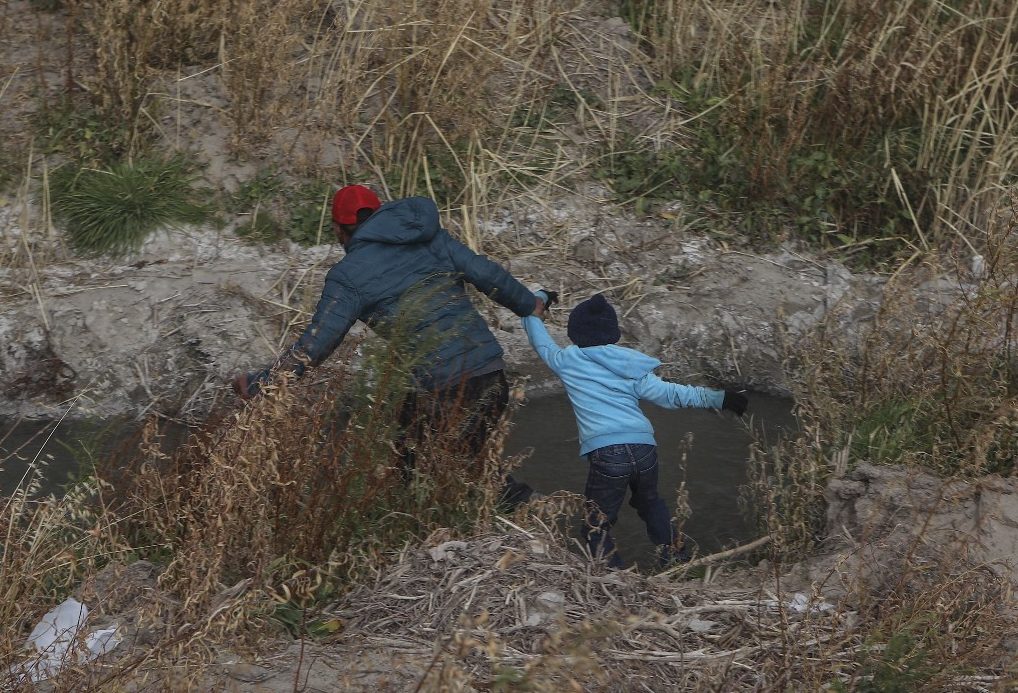 Tres jueces de EU permiten a los agentes fronterizos expulsar a niños migrantes