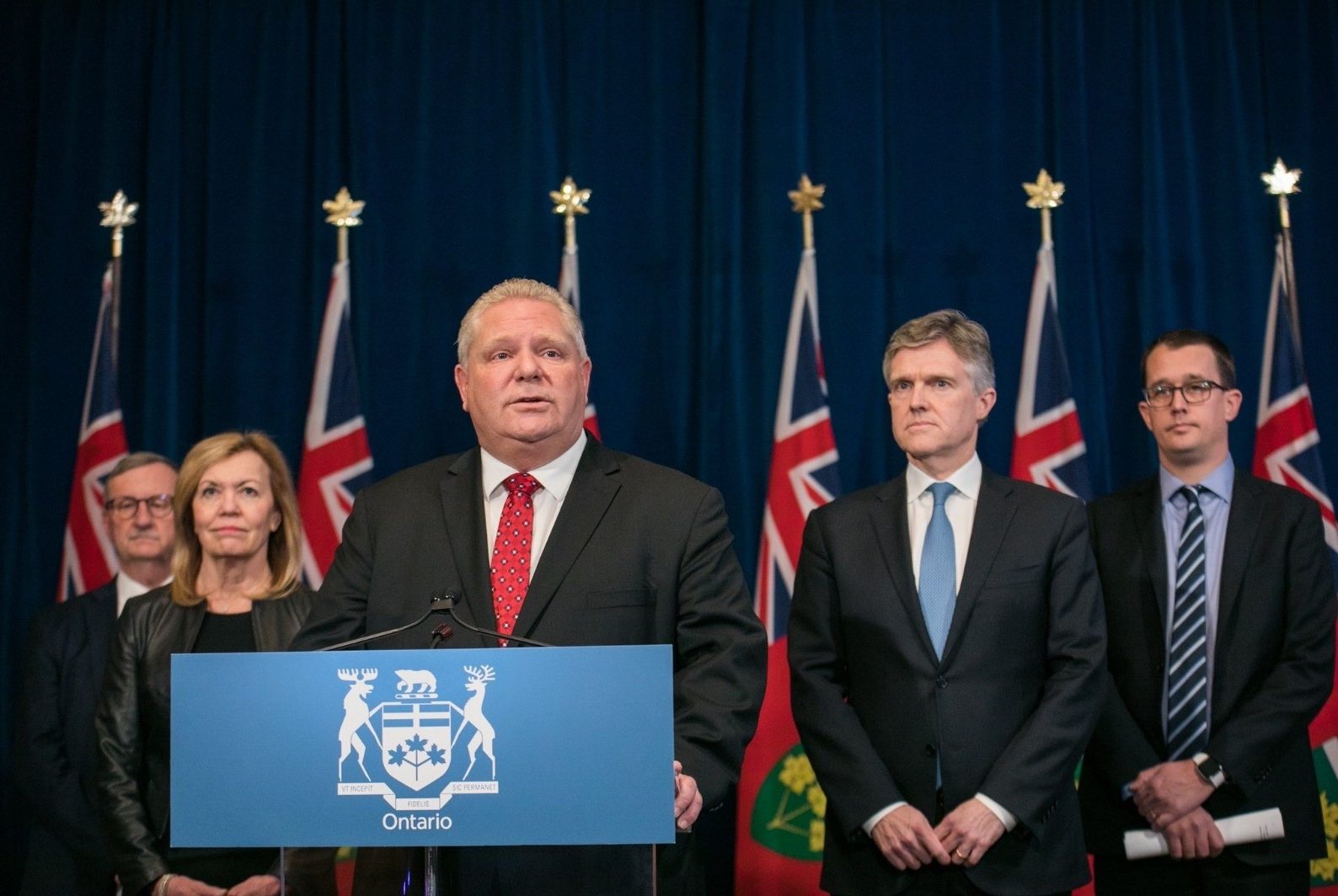 Funcionarios canadienses renuncian por salir de vacaciones al extranjero pese a restricciones del gobierno