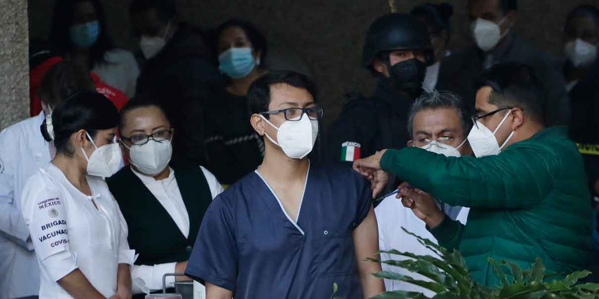 No se confíen pide médico poblana al ser vacunada contra el Covid