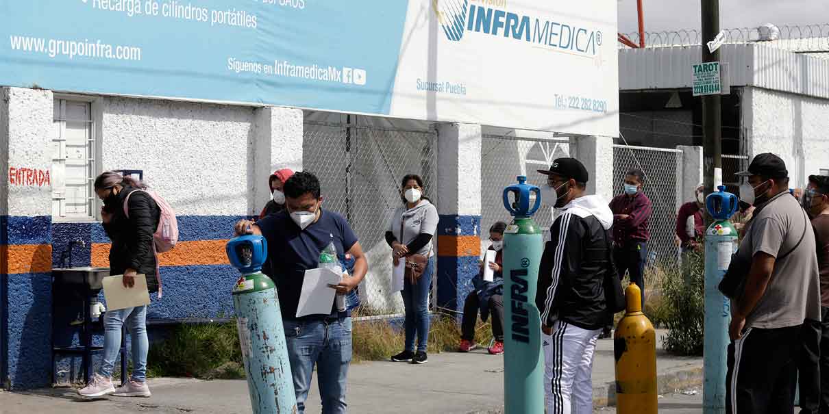 Poblanos hacen fila para conseguir oxígeno al precio que sea