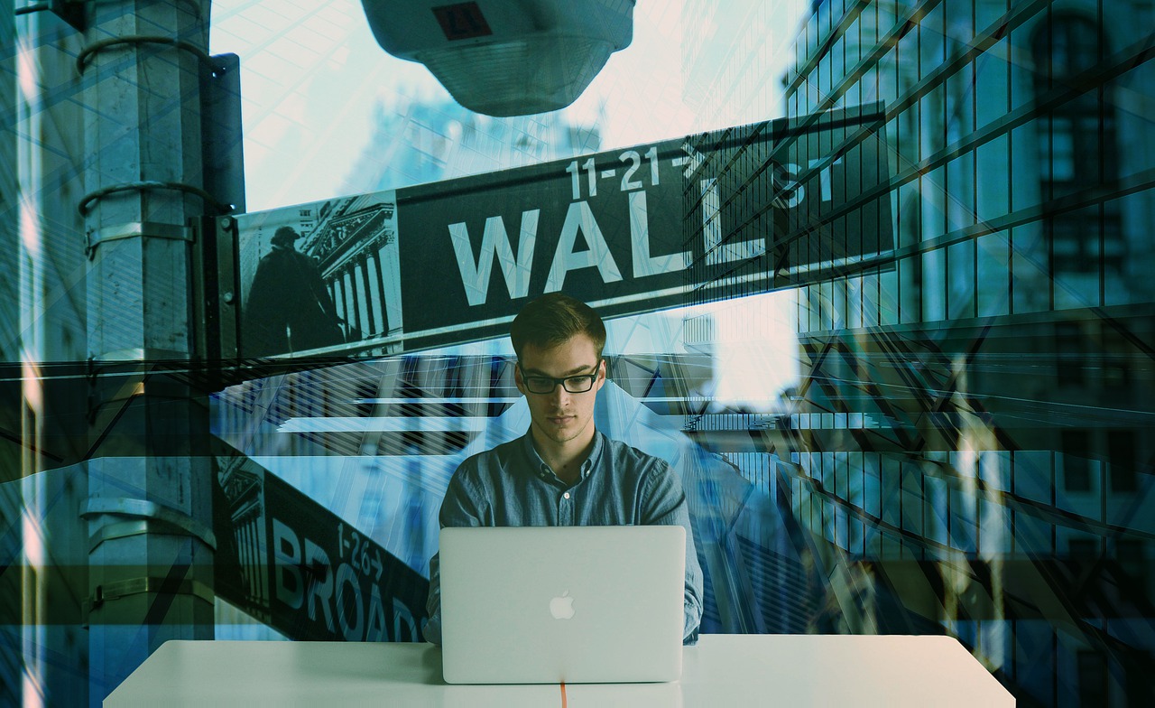 Desafían a Wall Street pequeños inversionistas, los sacan del juego