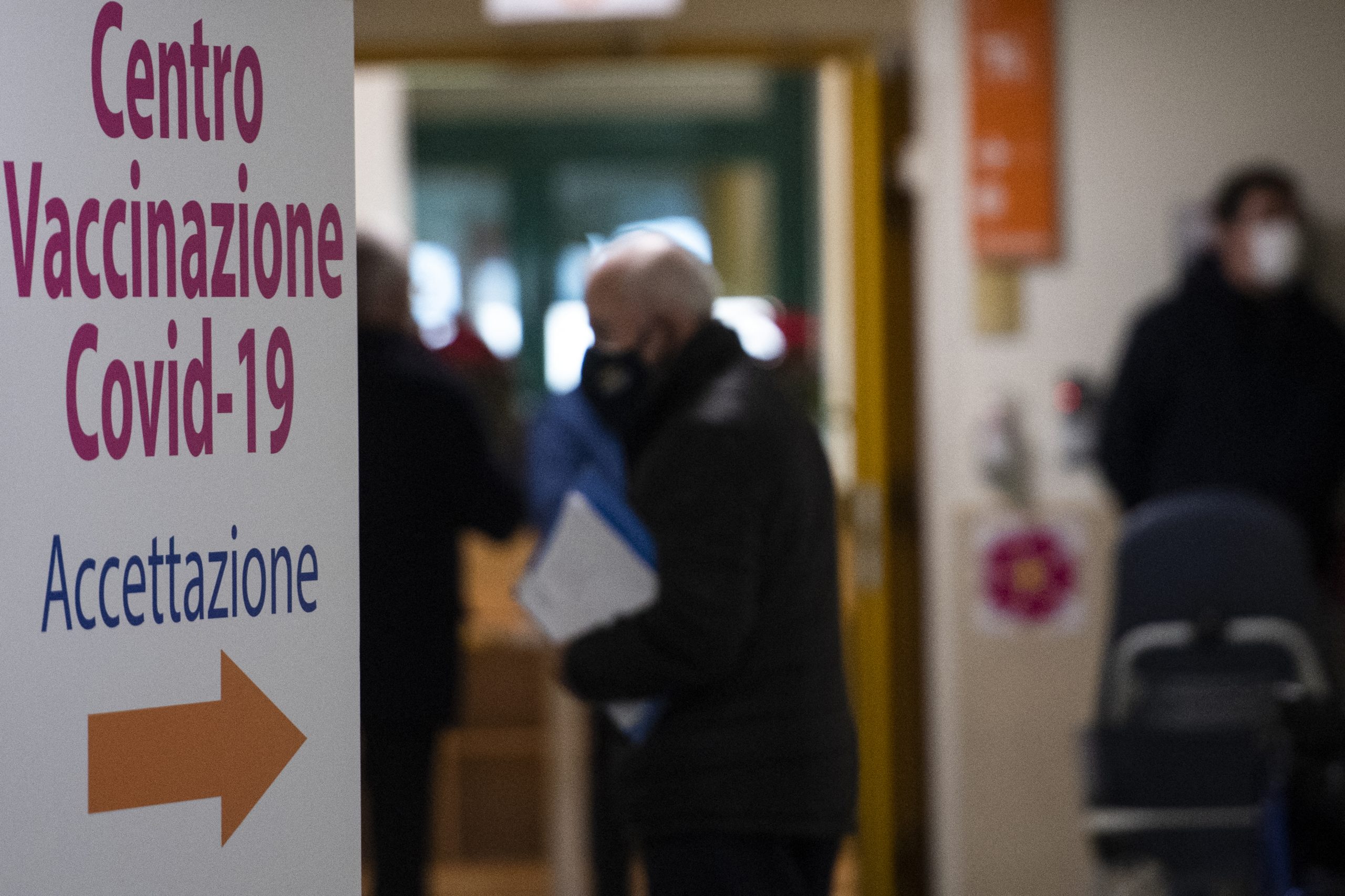 Italia: centro de salud causa polémica por considerar a los homosexuales categoría de riesgo COVID