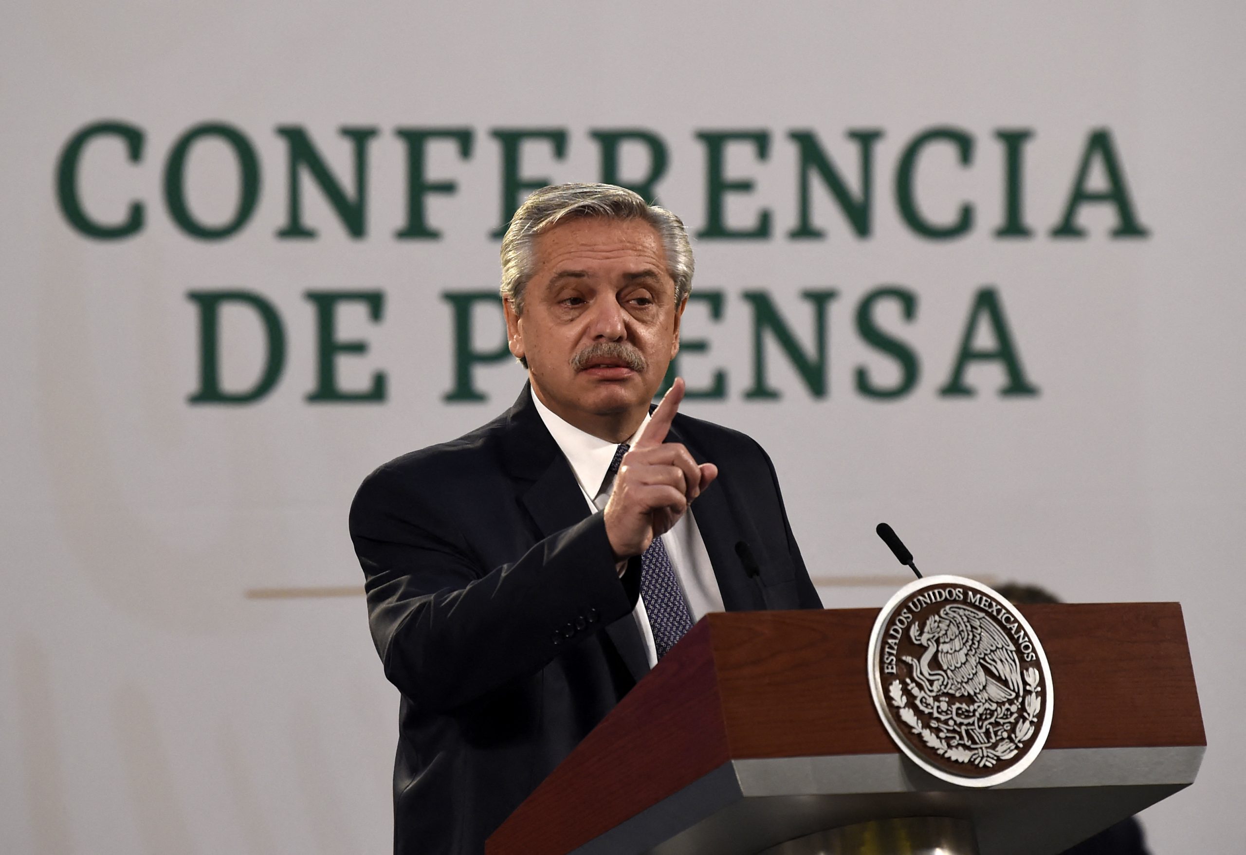 No hay delito que perseguir en escándalo por vacunación irregular en Argentina: presidente Alberto Fernández