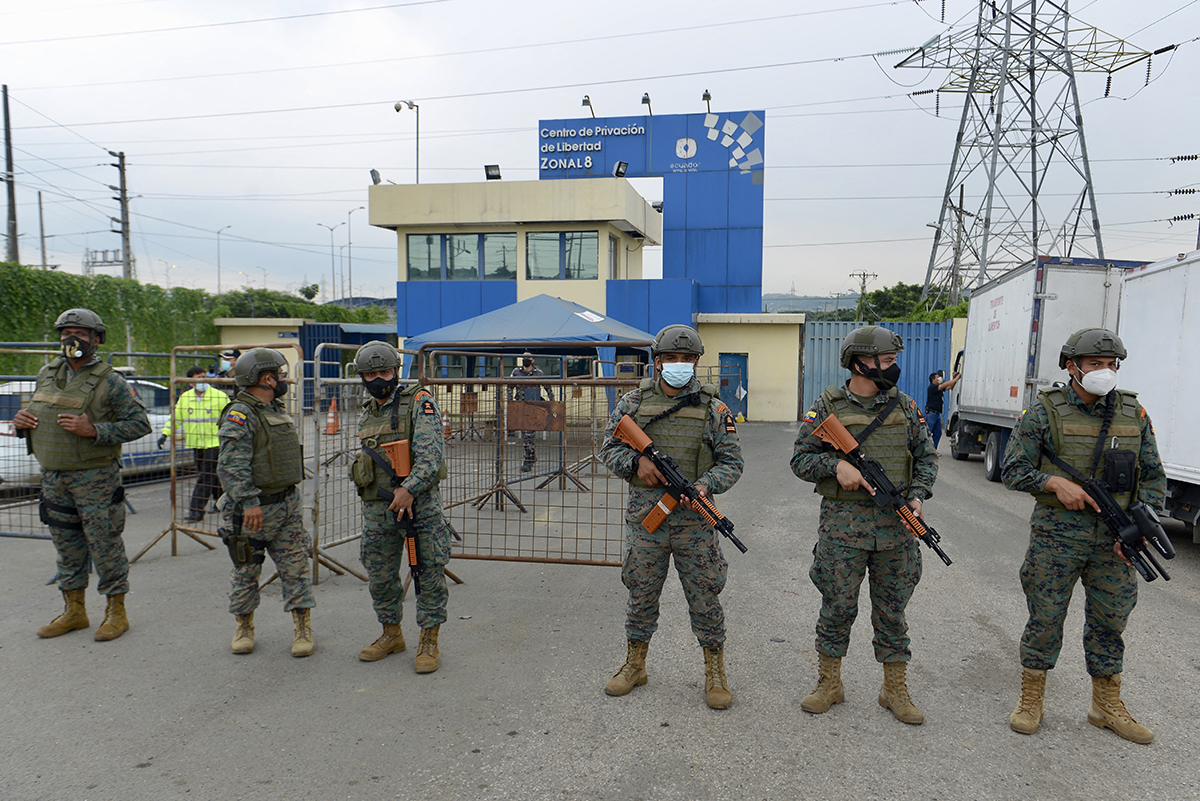 Revueltas en tres cárceles de Ecuador dejan al menos 62 presos muertos