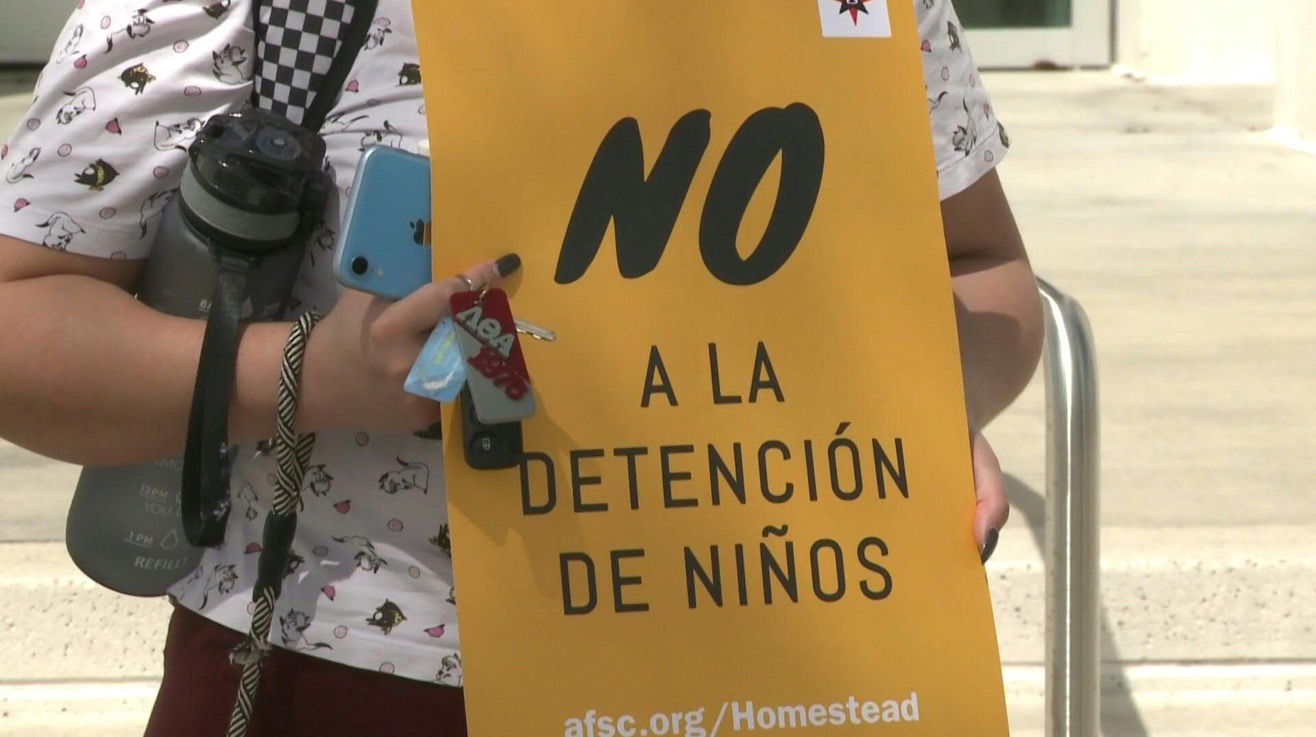 Activistas protestan por reapertura de centro de detención para niños inmigrantes en Florida