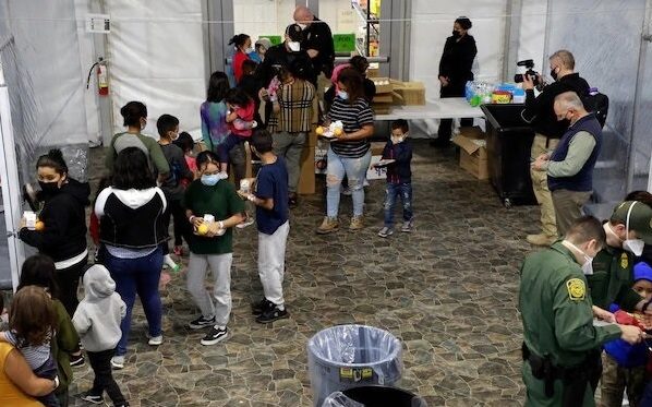 Gobierno de EU muestra imágenes de los centros de detención de niños migrantes ante críticas