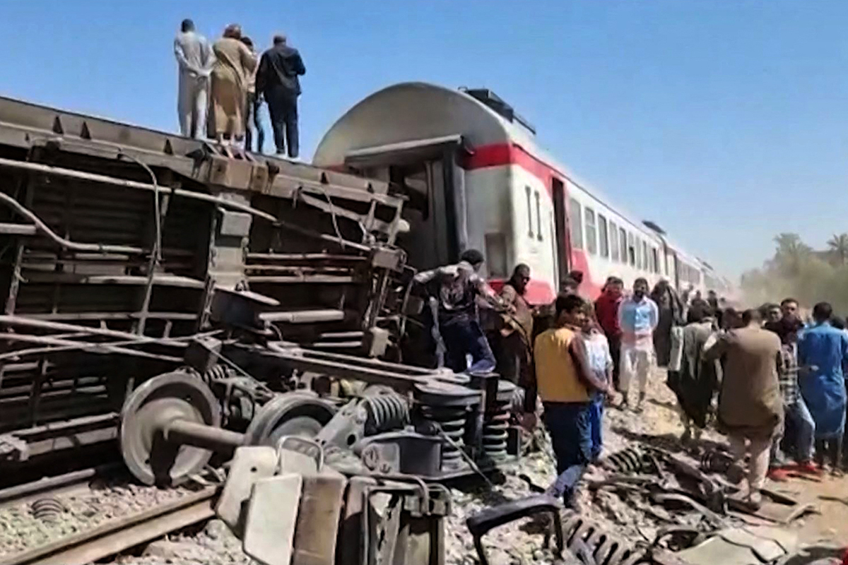 Video muestra la destrucción provocada por el choque de trenes en Egipto que dejó 32 muertos