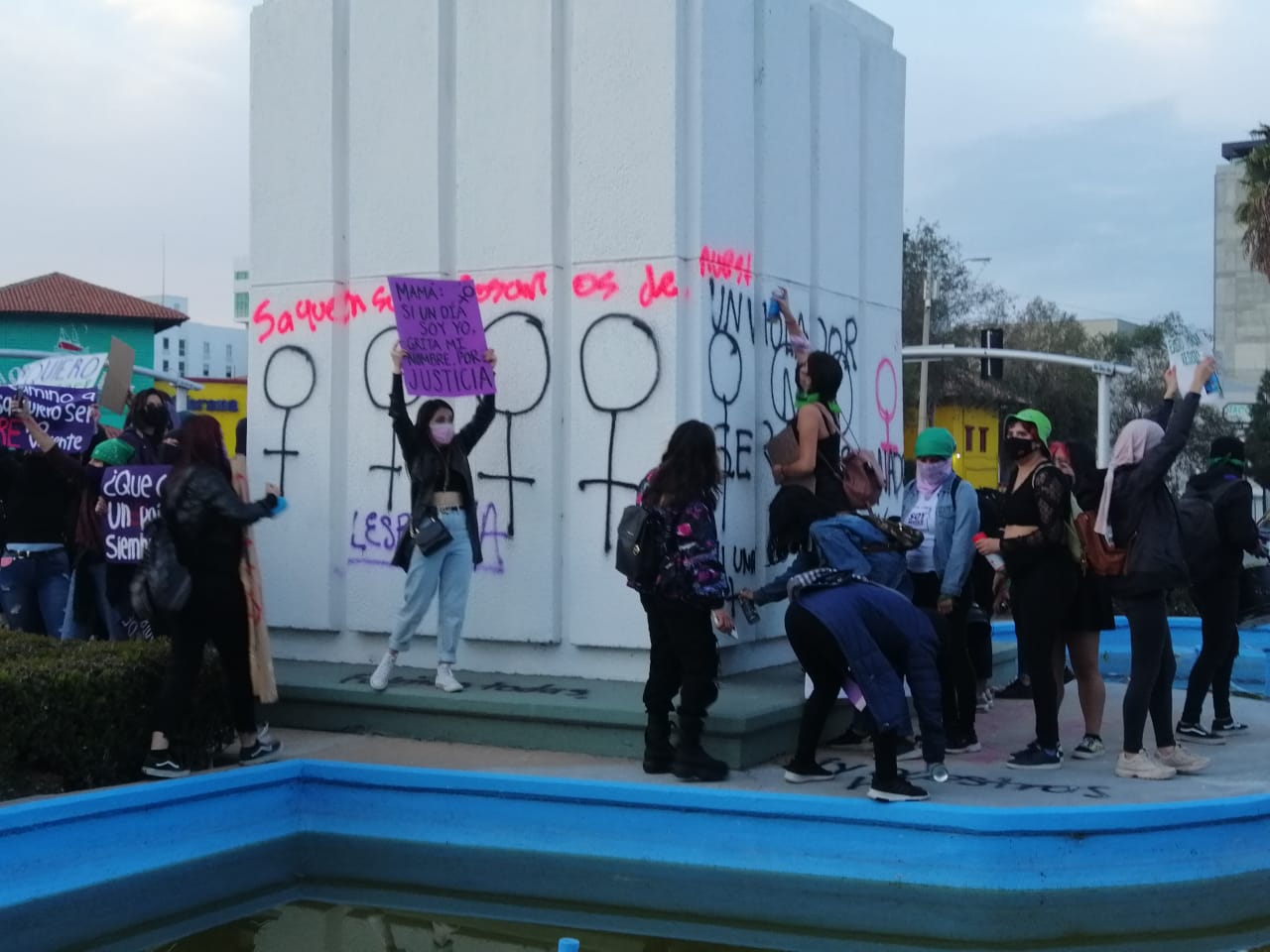 “Estado feminicida”, “Ni una muerta más” y “No estás sola”, entre las pintas y consignas del 8M en Tijuana