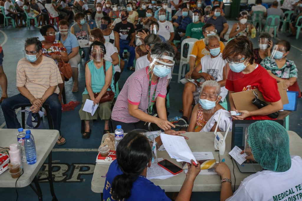 Filipinas investiga la muerte de un hombre obligado a hacer 300 sentadillas por saltarse el toque de queda