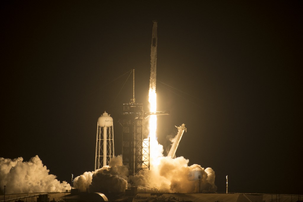 SpaceX lanza misión con cuatro astronautas a la Estación Espacial Internacional