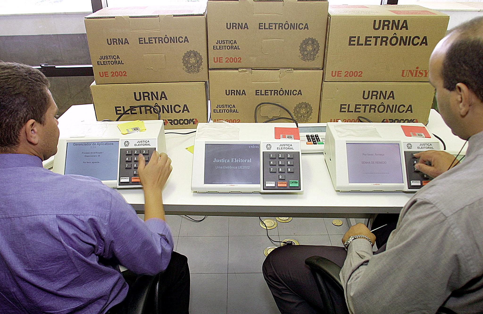 Ecuador: exbanquero conservador se proclama presidente electo; en Perú candidatos presidenciales van a segunda vuelta