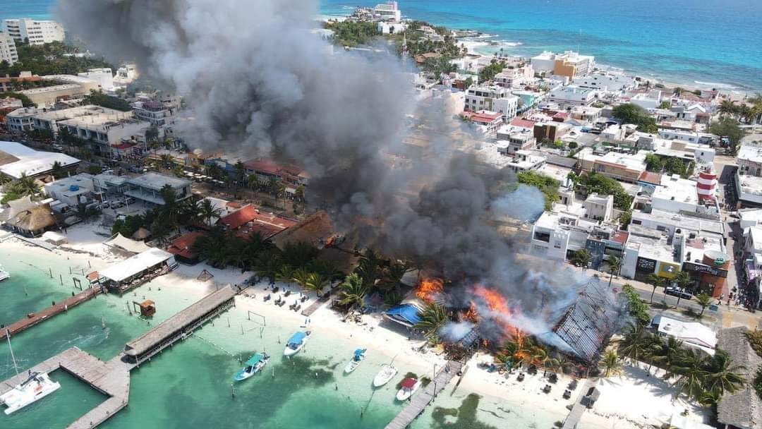 Arrasa incendio con palapas en Isla Mujeres