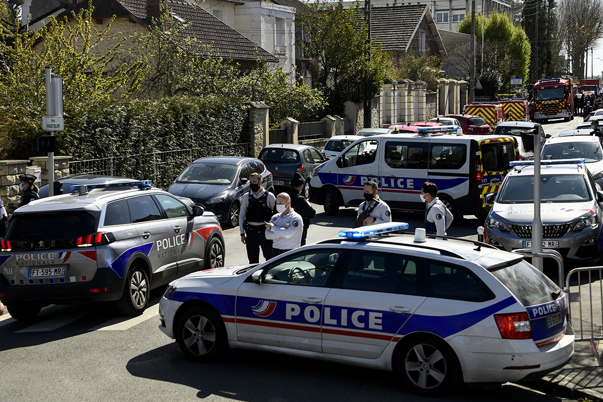 Francia: hombre mata a cuchilladas a mujer policía en presunto ataque terrorista