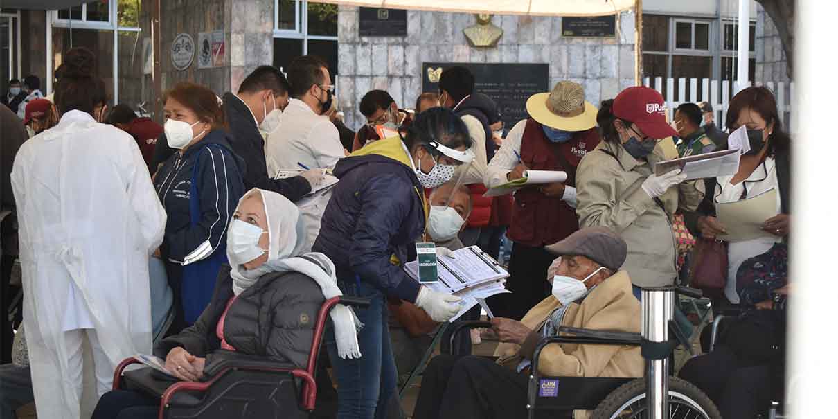 Con largas filas comenzó la vacunación a los abues del Norte de la capital
