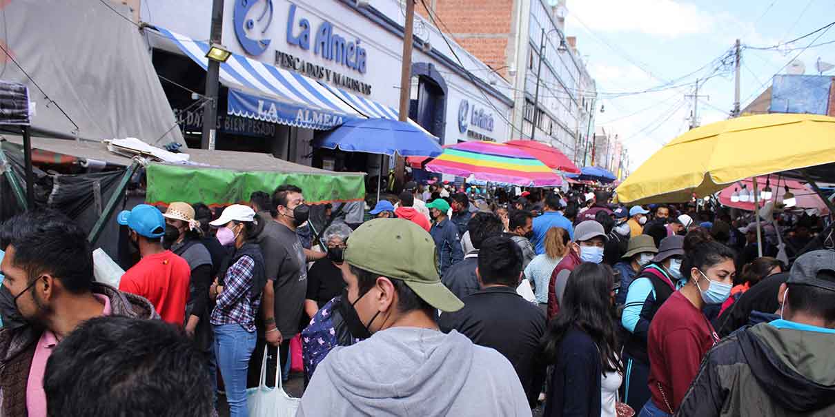 Poblanos saturan el Mercado 5 de Mayo, no existe sana distancia