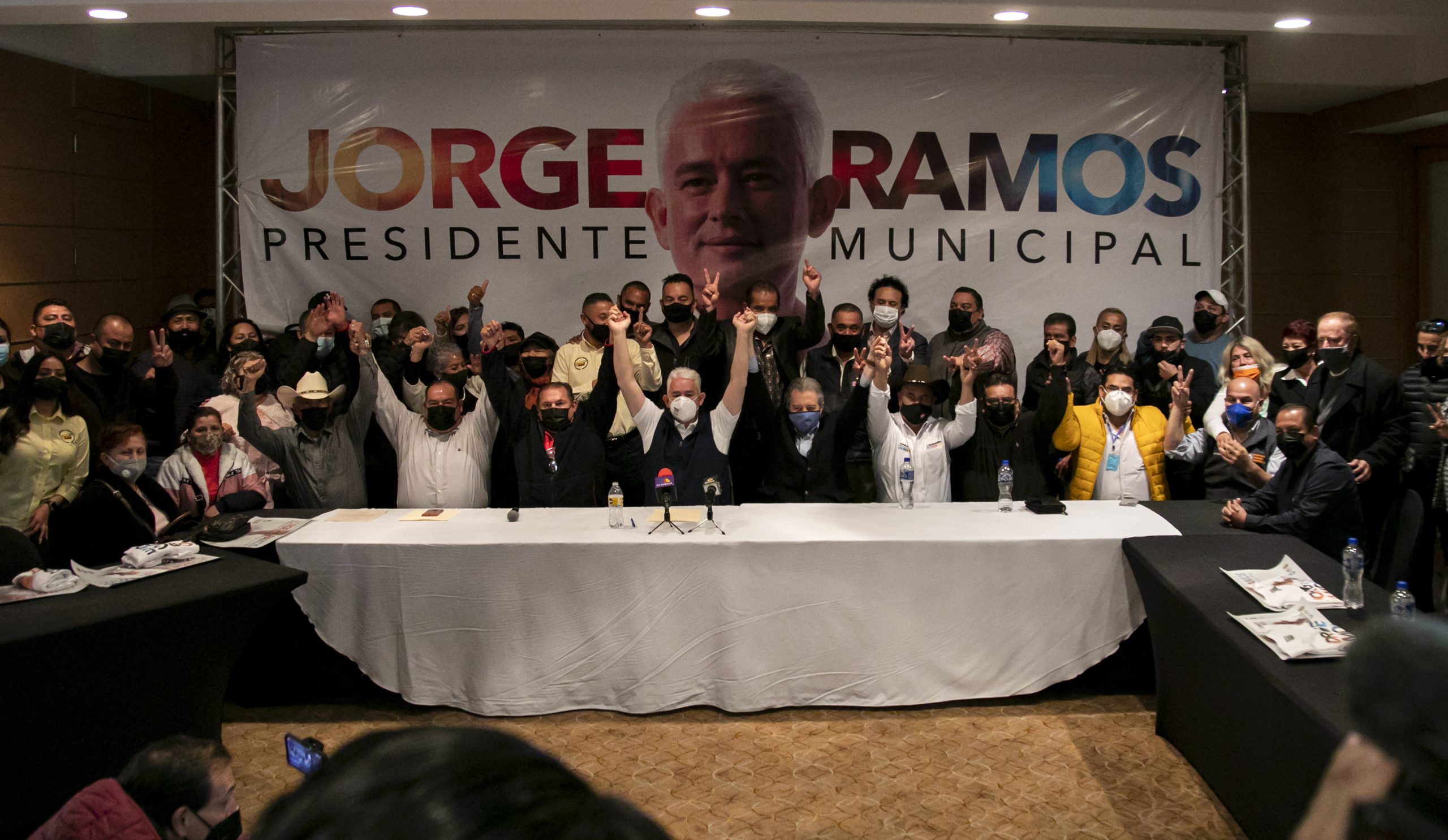 Firma Ramos compromiso con comerciantes y le prometen 50 mil votos