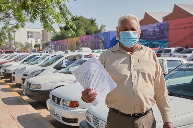 Asigna gobierno estatal 114 concesiones de taxi a trabajadores del volante