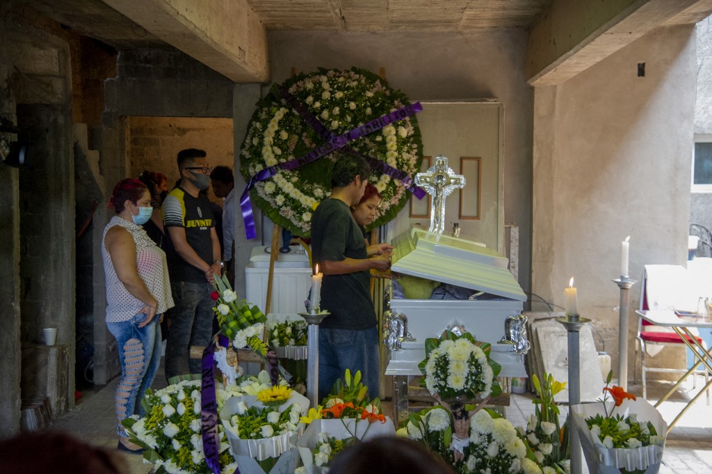 &#8220;No te vayas, hijo&#8221;, el último adiós a víctimas de accidente de metro en México