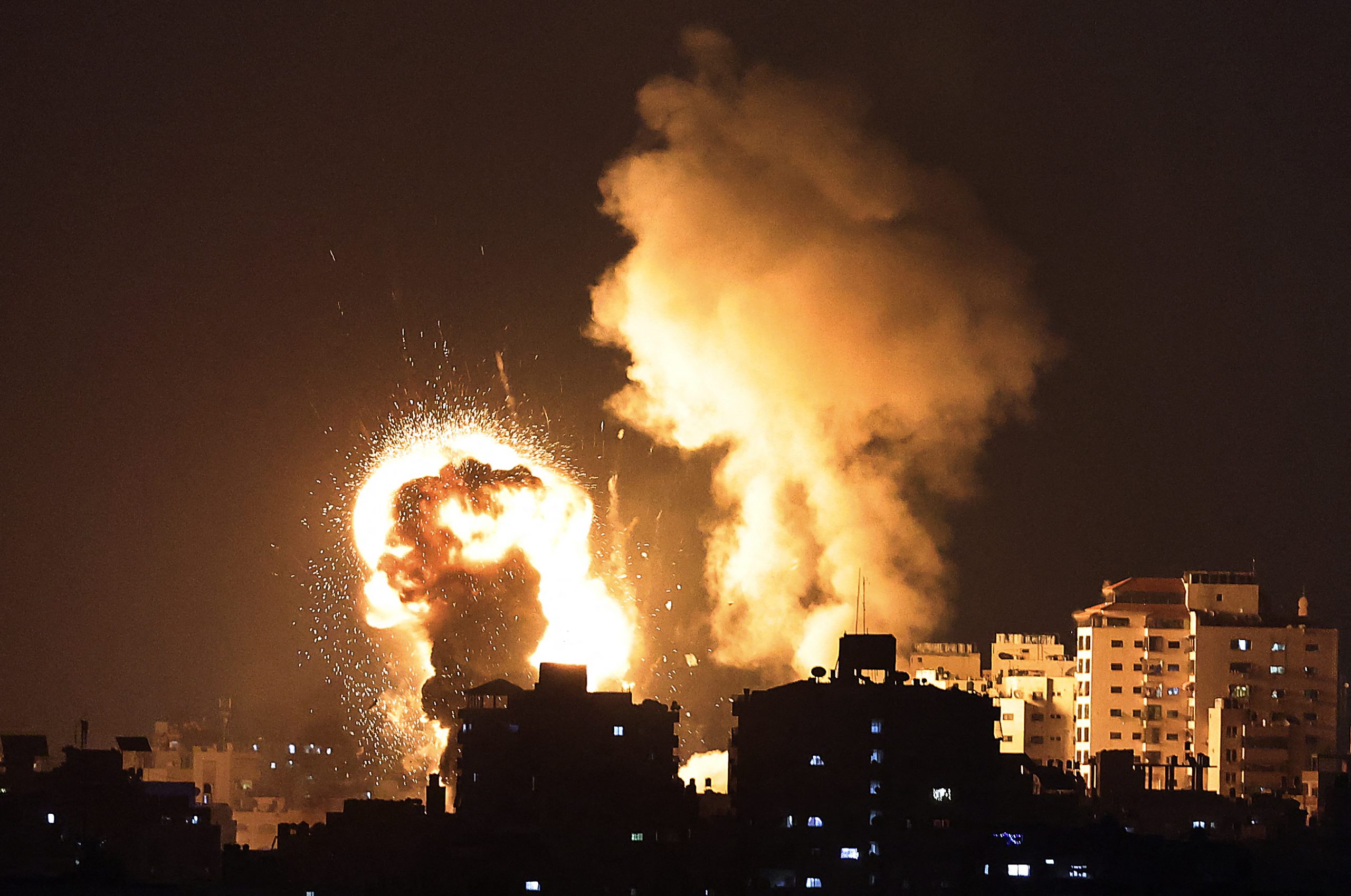 Decenas de muertos y heridos dejan ataques en la Franja de Gaza; se han lanzado más de 100 cohetes
