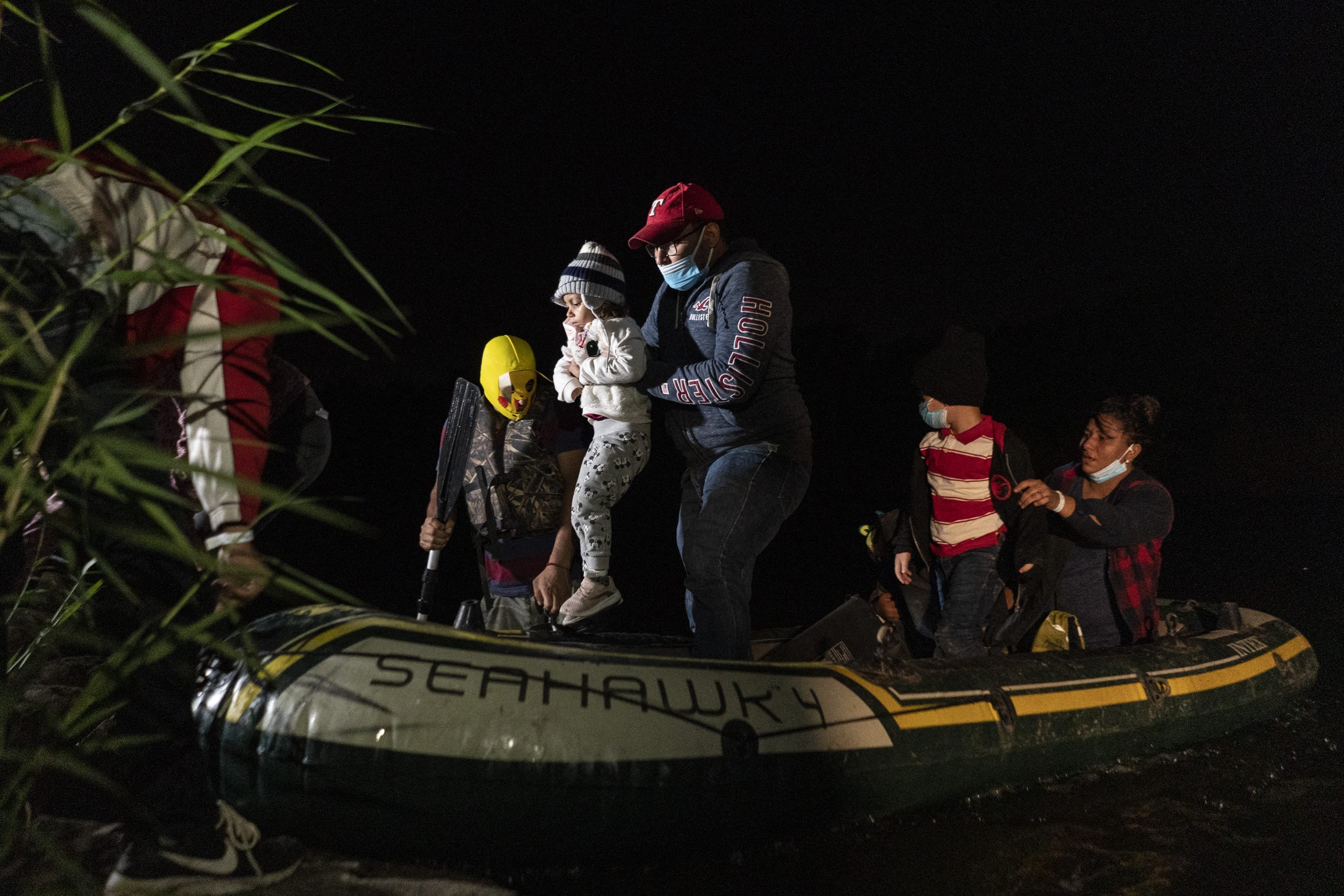 Guatemala asiste a 5 niñas, entre ellas una bebé, abandonadas por traficantes en EU
