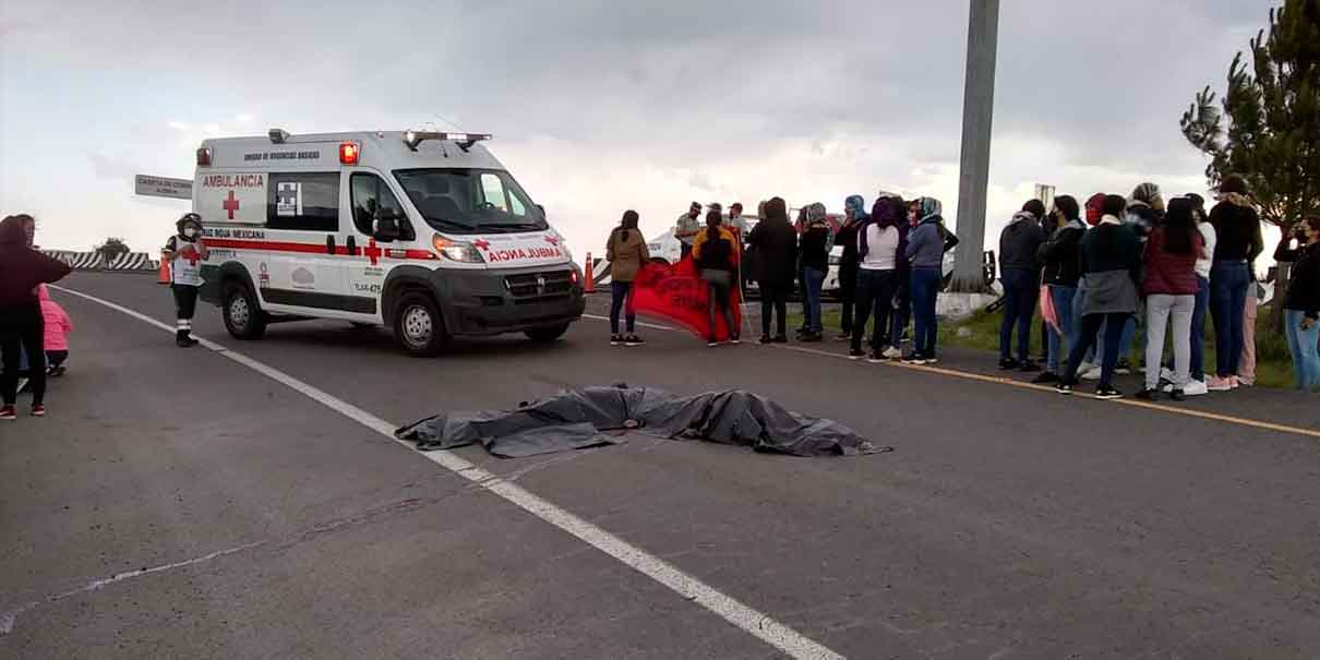 Dos normalistas mueren al saltar de tráiler para saquearlo en Teteles, Puebla