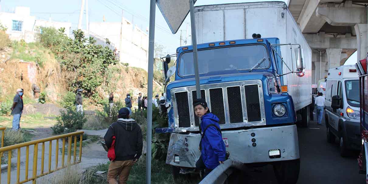 Tráiler arrastra a transporte público en Puebla; hay 17 lesionados