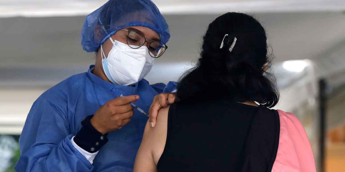 Maestros poblanos lamentan desinformación sobre su vacunación anti Covid-19