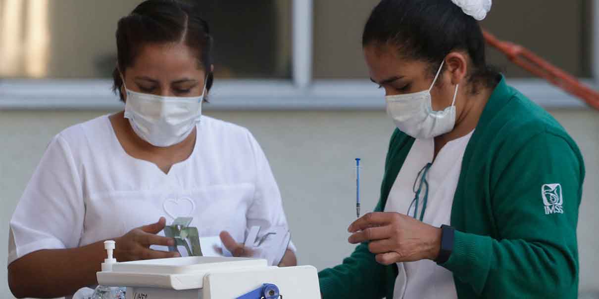 Vacunación de maestros poblanos en pausa; inició desconversión de hospitales Covid