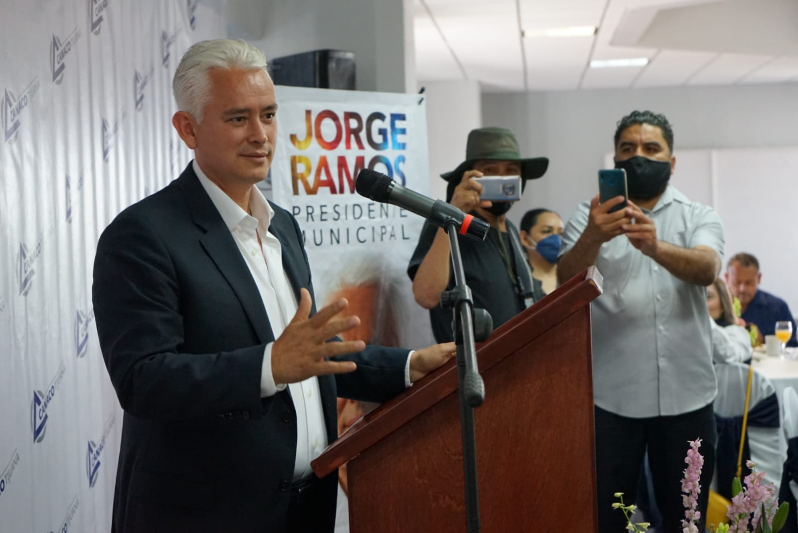 Promete Ramos dar licencias únicas para reactivar comercio