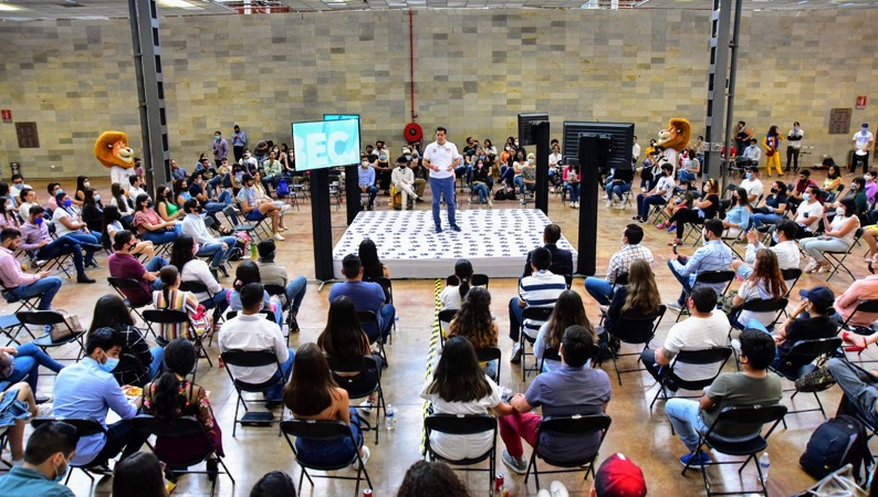 Encabeza Leo Montañez encuentro con jóvenes de Aguascalientes