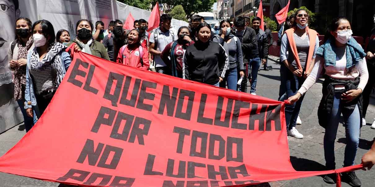 Normalistas de Teteles se manifestan en Puebla; exigen justicia para compañeras