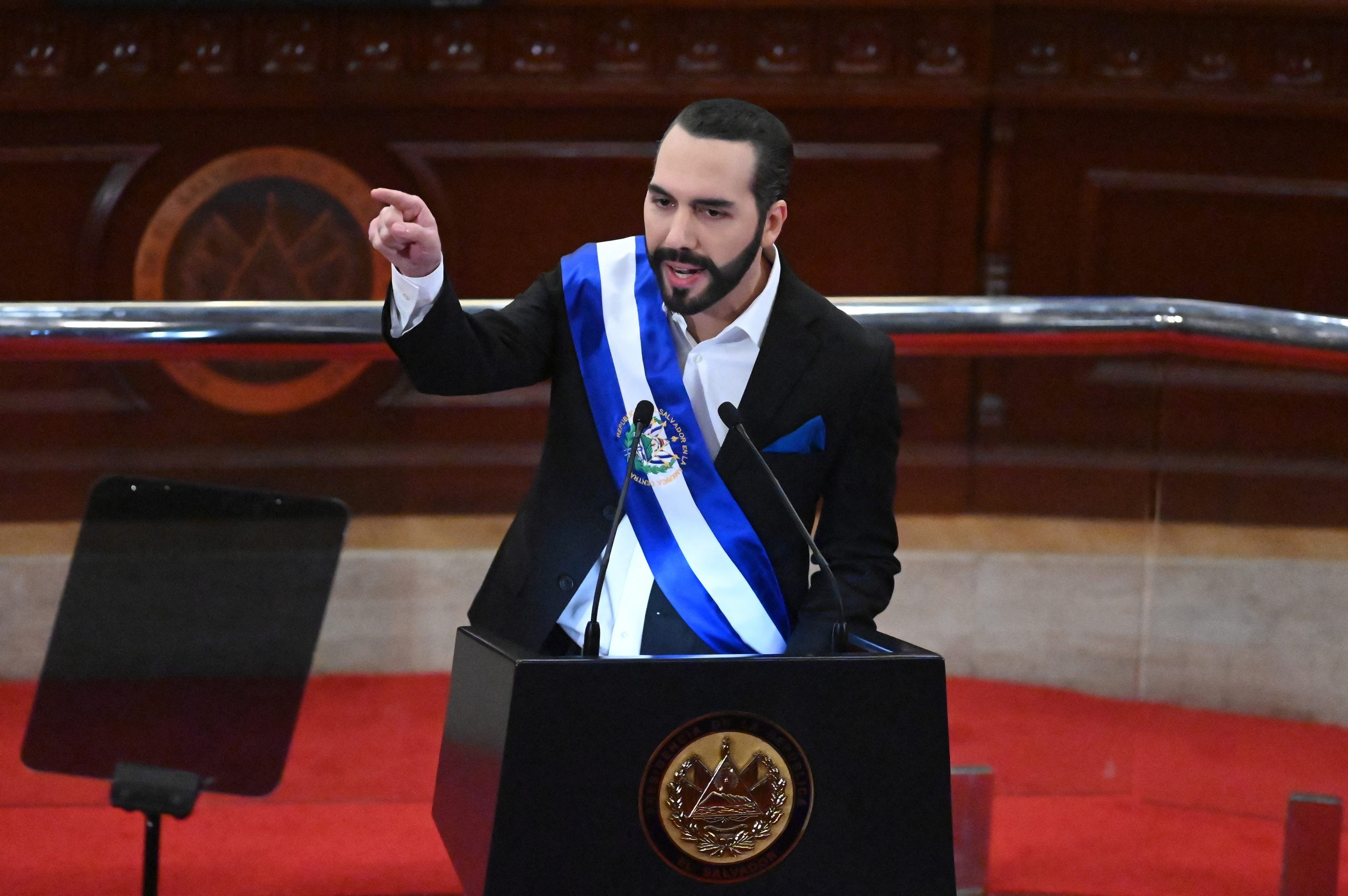 El Salvador: Bukele multa a empresas de telecomunicaciones por no transmitir su discurso