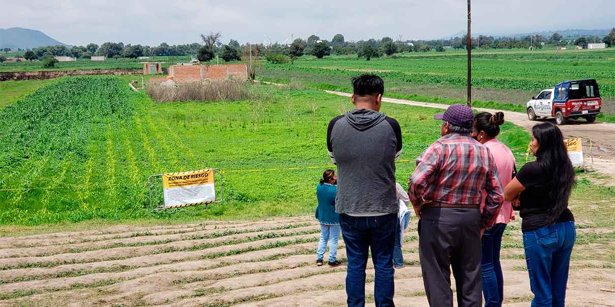 Comisario Ejidal amedrenta a los afectados del socavón de Puebla para no recibir cheques
