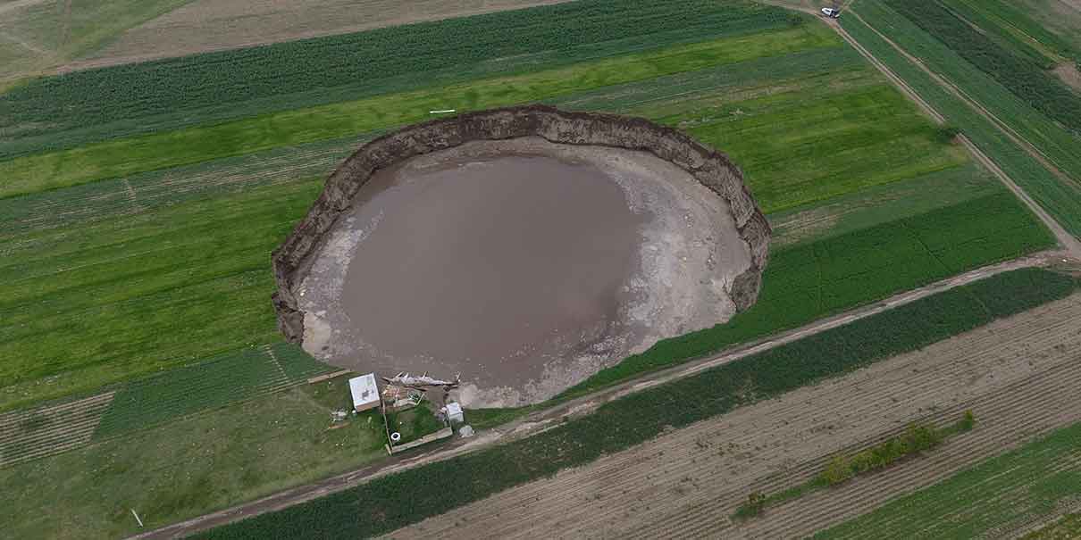 Aparece “respiradero” cerca del socavón de 6 metros de profundidad; Segob descarta peligro de hundimiento