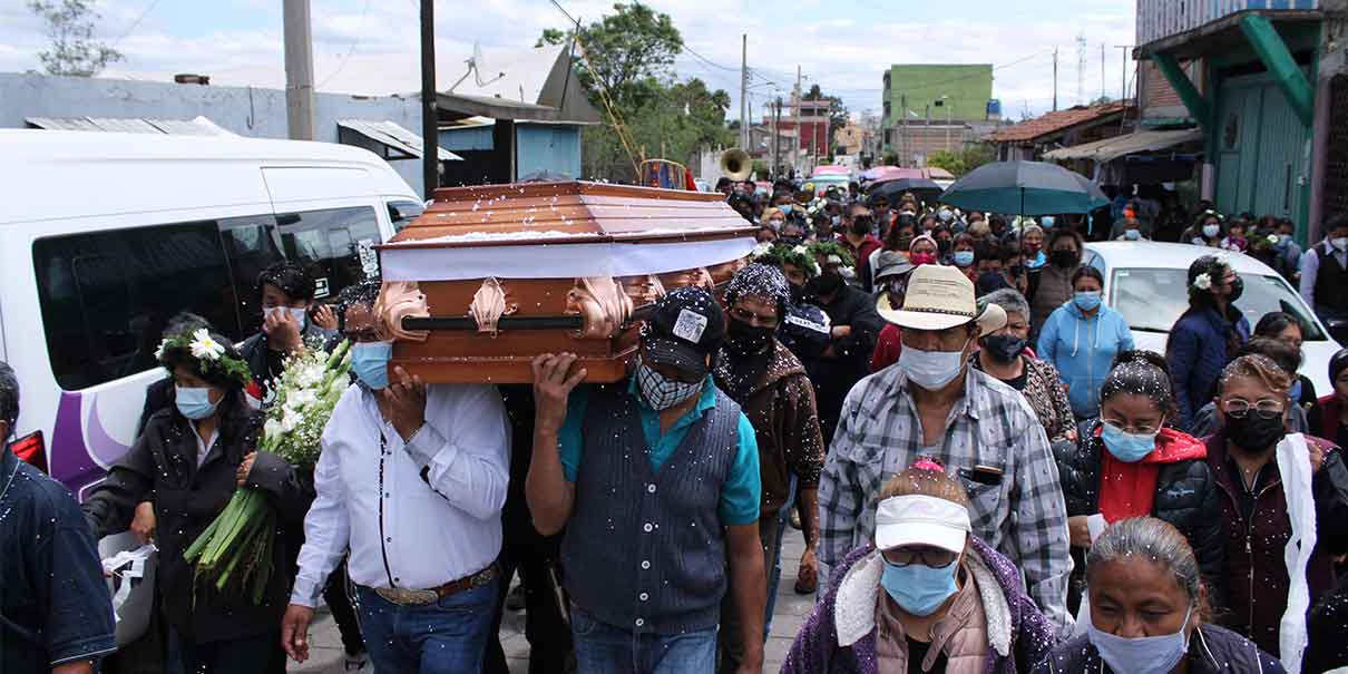 Familiares y amigos exigen justicia para egresado de la BUAP; dan último adiós en Xoxtla
