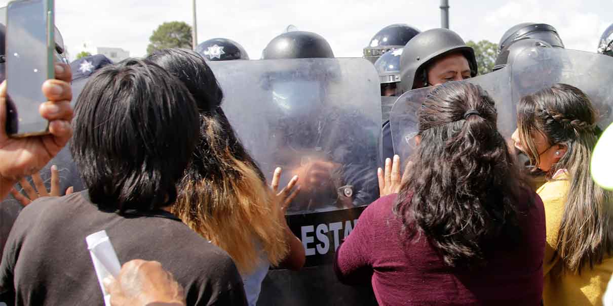 Forcejean granaderos y mujeres en la autopista a Atlixco