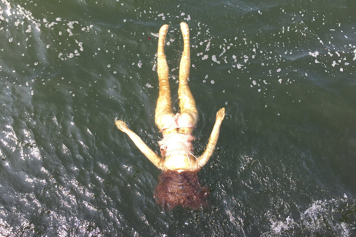 El cuerpo de una mujer ahogada en un río resulta ser una muñeca sexual