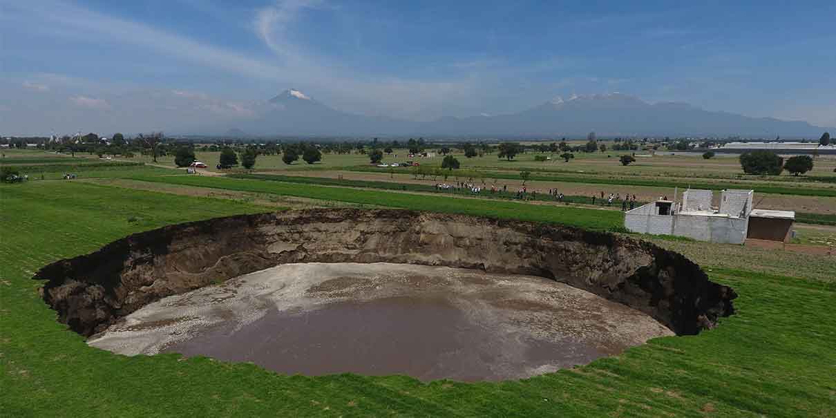 No deja de crecer socavón en Juan C. Bonilla, Puebla, incierto su destino