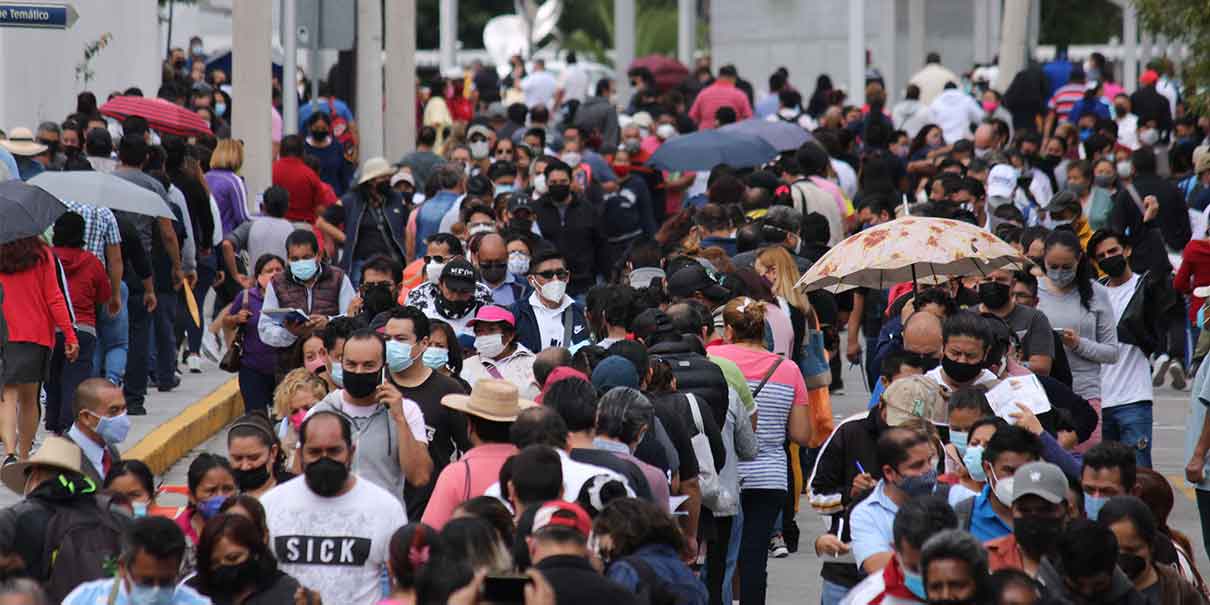 Se abarrotan cuarentones poblanos para buscar vacuna anti Covid