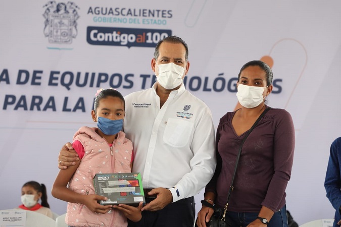 Entrega gobierno estatal tabletas electrónicas a estudiantes de escasos recursos