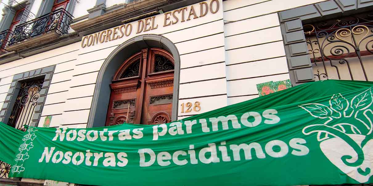 Y el aborto para cuándo, dicen feministas a legisladores poblanos
