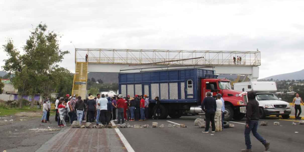 Habitantes de Tlahuapan cierra la autopista y federal México-Puebla; acusan fraude electoral