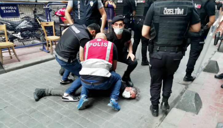 En Estambul dispersan Marcha del Orgullo LGBT; otras ciudades ondean banderas multicolores sin incidentes