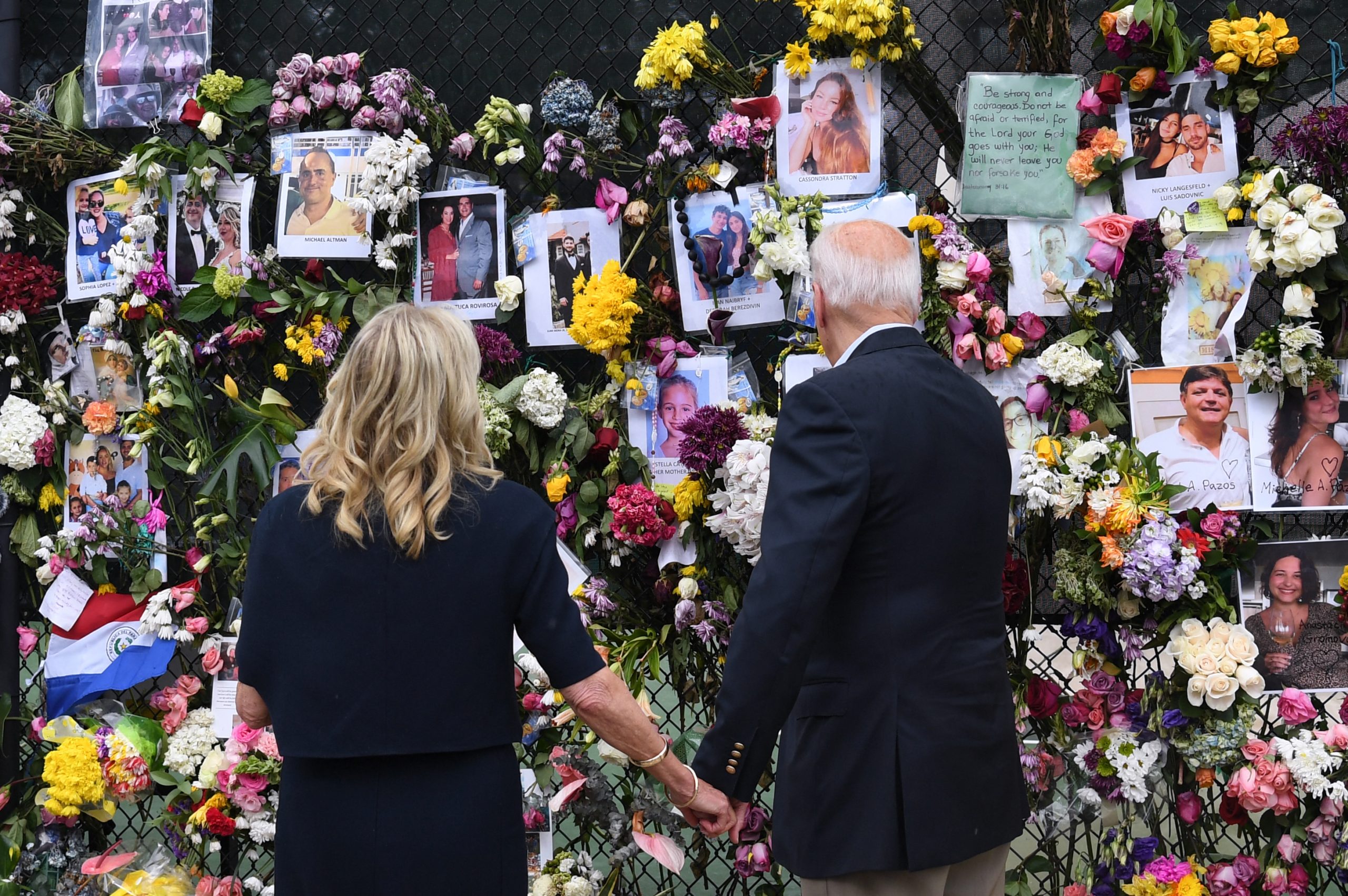 Biden consuela a familias de las víctimas del colapso de un edificio en Florida