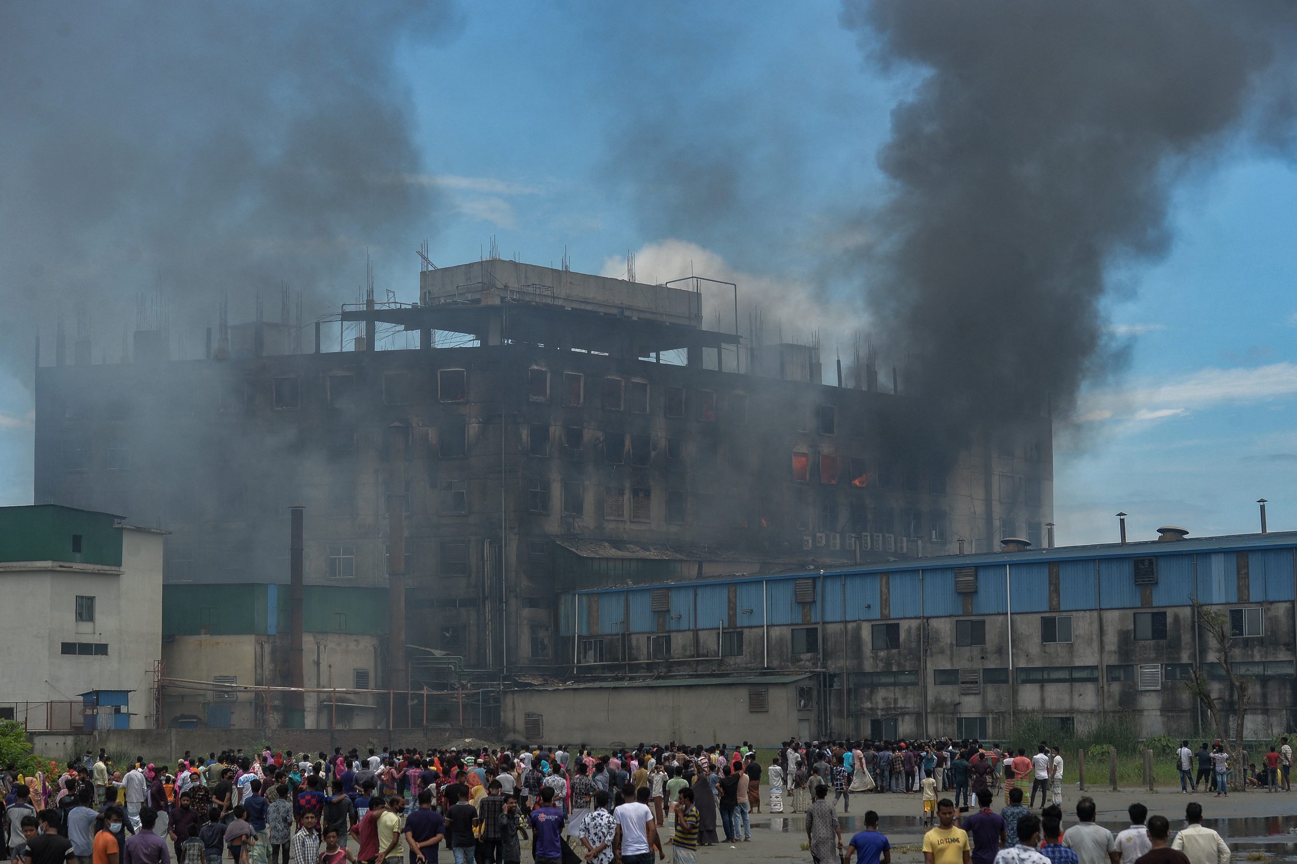 Incendio en fábrica de Bangladés deja 50 muertos; el fuego aún no ha sido controlado