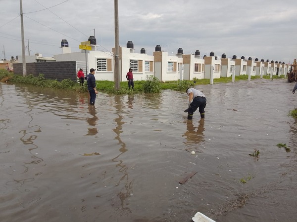 Lluvia provoca inundaciones en San Francisco de los Romo; evacúan a 50 personas