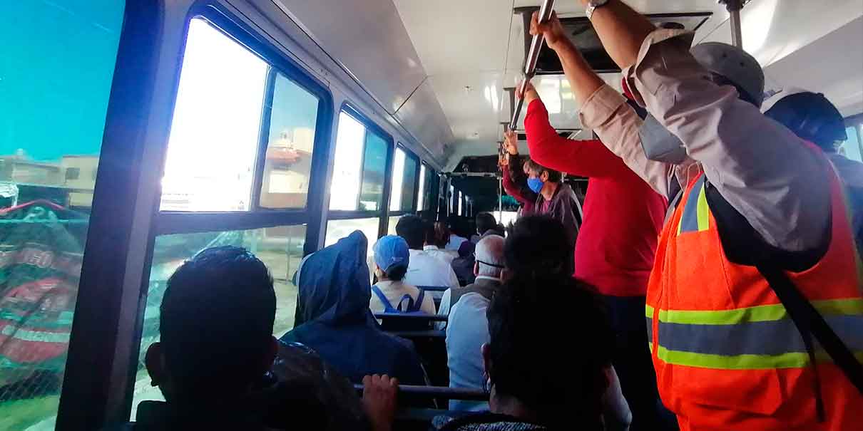 A usuarios y choferes del transporte público de Puebla ya les vale el Covid